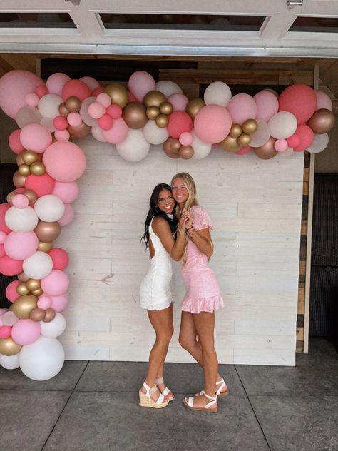 Graduation Party Picture Backdrop Ideas, Light Pink Graduation Party, Grad Party Picture Backdrop, Grad Party Backdrop Ideas, Party Photo Booth Ideas, Colorful Graduation Party, Photo Booth Backdrop Ideas, 16th Birthday Quotes, Pink Graduation Party