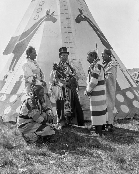 Historical Portraits, Tipi Tent, Native American Images, Indian Men, Native American Photos, Indigenous Americans, Native American Peoples, Native American Heritage, Indian History