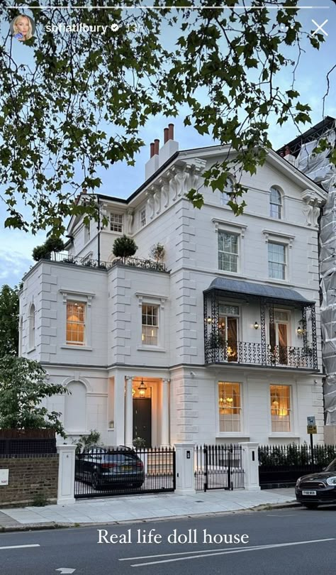 Chelsea London Houses, London Home Aesthetic, London Houses Interior, London House Aesthetic, London Luxury Apartment, 10 Year Goals, Chelsea Townhouse, 25 Aesthetic, English Townhouse