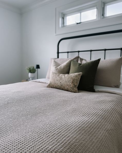 Fall bedding refresh with @onequince in our guest bedroom! I chose their luxury organic sateen sheet in white (they are so soft and luxurious) & paired it with their waffle knit duvet cover in the color “sand”. The texture of the waffle knit duvet cover is giving me all the cozy fall vibes. I added a few blankets for layering to give it an even cozier look. If you’re looking for new bedding for the fall give @onequince try - you will not be disappointed with the waffle duvet! I linked the... Bedding Refresh, Cozy Fall Vibes, New Bedding, Neutral Bedding, Fall Bedding, Color Sand, Sateen Sheets, Cozy Bed, Cozy Fall