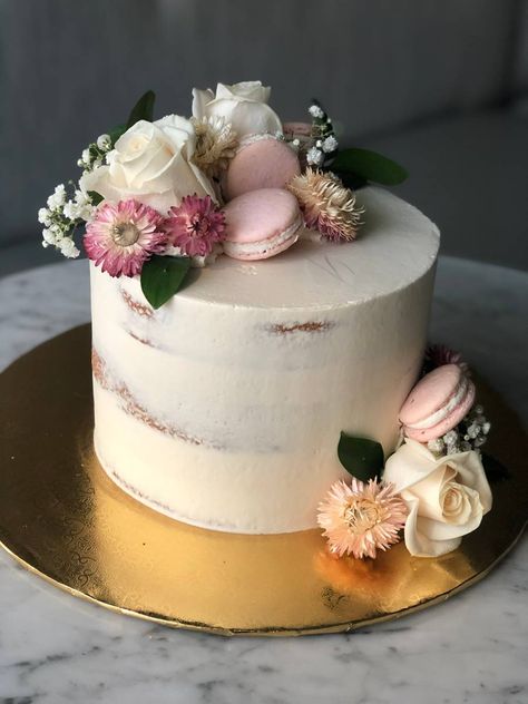 One Tier Wedding Cake Designs, Naked Cakes With Flowers, Cake Design Flowers, Cake For Mum, Cake Flavors List, Simple Elegant Cakes, Birthday Cake For Mum, Flowers On Cake, Wedding Macarons