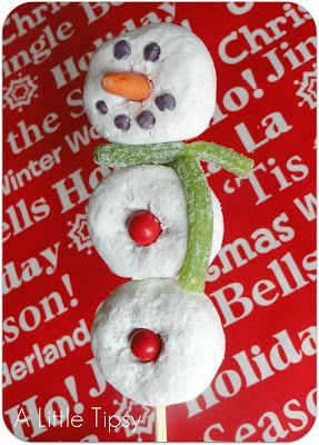 Donut Snowman on a Stick Snowman Donuts, Snowman Treats, Donut Decorations, Make A Snowman, Holiday Crafts For Kids, Christmas Snacks, Christmas Goodies, Themed Crafts, Christmas Games