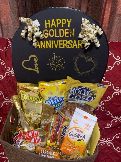 Gold Theme Gift Basket, Gold Color Party Basket, Black And Gold Gift Basket, Golden Birthday Basket, Gold Gift Basket Ideas, Gold Gift Basket, Anniversary Gift Basket, Golden Birthday Gifts, Golden Bday