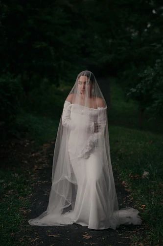 Long Veil Over Face, Lace Blusher Veil, Blusher Veil With Hair Down, Veils Bridal Long, Veil Over Face Wedding, Wedding Veil Over Face, Dew Drop Veil, Drop Veil Cathedral, Veil Aesthetic