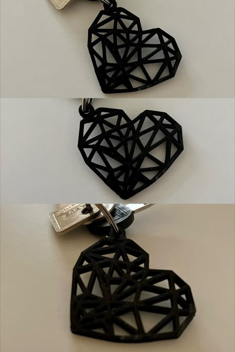 Der geometrische Schlüsselanhänger aus dem 3D-Drucker ist ein minimalistisches Accessoire mit einem modernen und einzigartigen Design. Ob für den eigenen Schlüsselbund oder als Geschenk für Freunde und Familie ist er ein trendiges und stilvolles Accessoire, das immer gut ankommt. Diy 3d, Print Ideas, 3d Print, 3d Printing, Ships, Gifts, Quick Saves