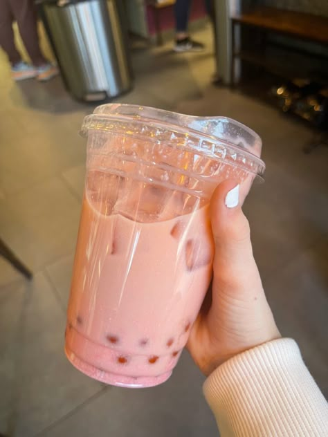 Popping Boba Tea Aesthetic, Pink Boba Tea Aesthetic, Strawberry Milk Bubble Tea, Boba Aesthetic Pink, Bubble Tea Popping Boba, Strawberry Boba Aesthetic, Pink Boba Aesthetic, Peach Boba Tea, Popping Boba Drinks