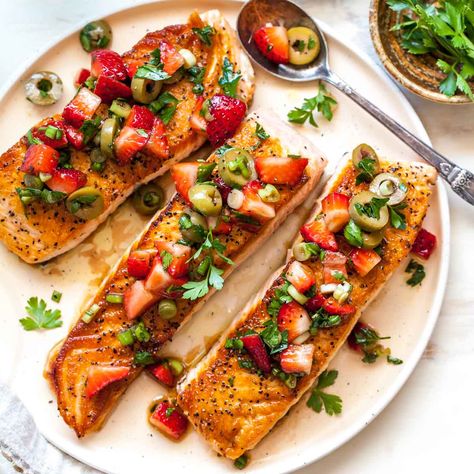 Salmon with Strawberry-Scallion Tapenade | Dishing Out Health Shrimp Tortellini, Salmon Sauce, Dishing Out Health, Healthy Seafood Recipes, Strawberry Salsa, Seafood Sauce, Seafood Recipes Healthy, Easy Salmon Recipes, Healthiest Seafood