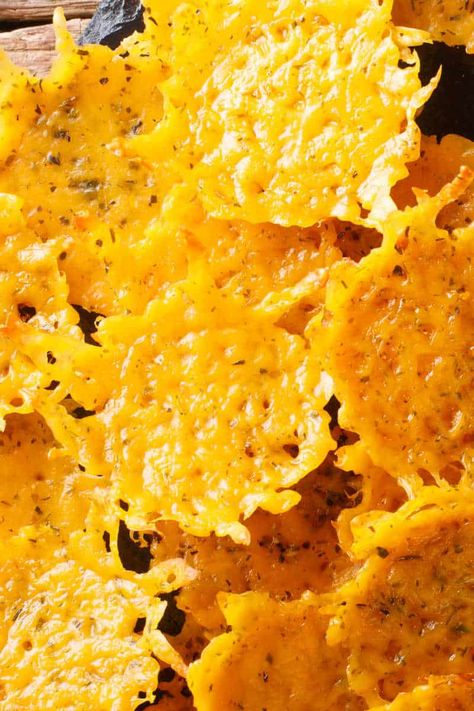 These keto cheese chips are a low carb and crispy savory snack ready in 10 minutes! Easily customizable and made with just 2 ingredients! Zero Carb Snacks, Keto Cheese Chips, Low Carb Chips, Cheese Chips, Queso Cheddar, Cheese Crisps, Keto Cheese, Cheese Snacks, Recetas Keto