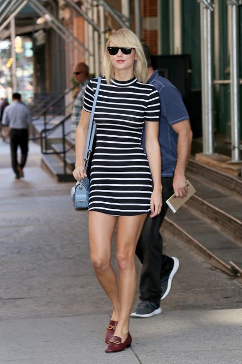 Taylor Swift Web Taylor Swift Gigi Hadid, Vestidos Maxi, Taylor Swift Dress, Taylor Swift Street Style, Taylor Swift New, Taylor Swift Web, Denim Crop Top, Taylor Swift Red, Taylor Swift Outfits