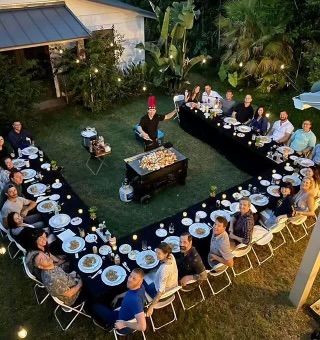 Party Seating Ideas, Backyard Dinner Party Table, Backyard Party Setup, Get Together, Cookout Recipes, Backyard Dinner Party, Backyard Graduation Party, Japanese Party, Engaged Af