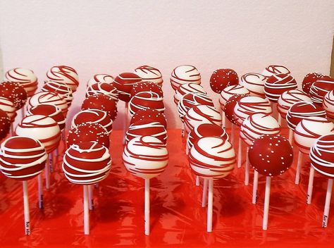 Cake Pops Weihnachten, Red And White Cake, White Cake Pops, Christmas Cake Pops, White Cake Recipe, Torte Cupcake, Cake Pop Sticks, Red Cake, Cake Balls