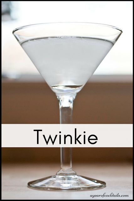 This twinkie cocktail will remind you of that delicious dessert when you were a kid. It's mix of whipped vodka, cake vodka and other ingredients will have you wanting another! Cake Vodka Drinks, Whipped Vodka Drinks, Cake Vodka Recipes, Twinkie Desserts, Vodka Cake, Day Before Thanksgiving, Cake Vodka, Whipped Vodka, Cocktail Drinks Alcoholic