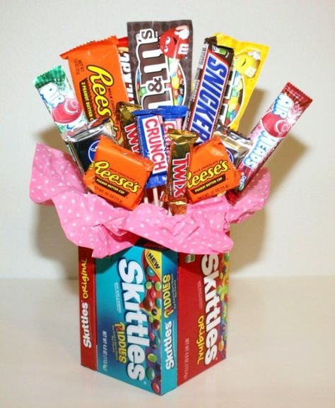 Candy bouquets are a fun gift to give or receive, but they can be expensive to buy! Luckily they are easy to make yourself and much cheaper. Candy Vase Bouquet, Diy Candy Basket, Candy Bouquet For Kids, Candy Bar Bouquet Diy, Candy Flower Bouquet Diy, How To Make A Candy Bouquet, Mayday Baskets, Candy Bouquet Ideas, Flower Candy Bouquet