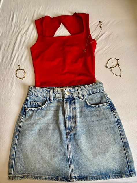 Summer outfit; denim skirt with red top and a lot of jewellery. Outfit Denim Skirt, Red Denim Skirt, Outfit Denim, Denim Skirt Outfits, Jean Top, Red Skirts, Red Outfit, Red Top, Jean Skirt