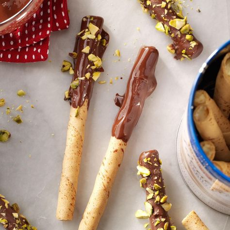 Nuts-About-You Cookie Sticks Squirrel Cookies, 15 Minute Desserts, Easy Potluck Desserts, Pirouette Cookies, Soft Ginger Cookies, Tailgating Food, Peanut Butter Kiss Cookies, Candy Bar Cookies, Pink Squirrel