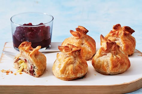 Everything you love about Christmas - turkey, cranberry sauce, cheese and sausage rolls - all rolled up into bite-sized puff pastry parcels. Christmas Tapas, Christmas Finger Food, Christmas Nibbles, Foods Pizza, Cob Loaf, Christmas Finger Foods, Brie Cranberry, Christmas Leftovers, Turkey Cranberry