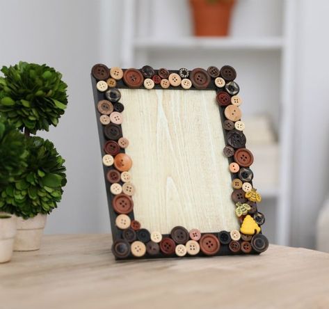 How to make a button photo frame Bagels Ideas, Button Pictures, Photo Frame Crafts, Handmade Photo Frames, Diy Photo Frames, Gallery Frames, Diy Picture Frames, Novelty Buttons, Cute Frames