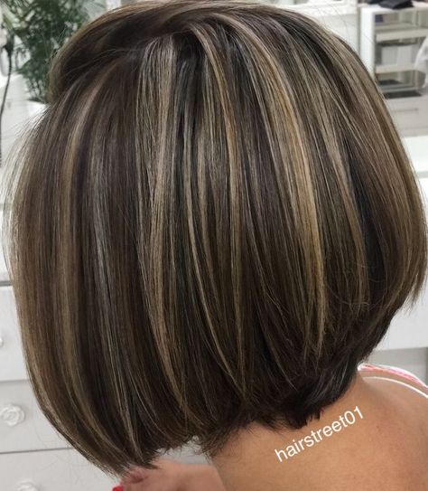 Color Highlights, Brown Hair With Blonde Highlights, Short Hair Balayage, Hair Color Highlights, Short Hair Color, Penteado Cabelo Curto, Light Hair, Hair Short, Brown Hair Colors