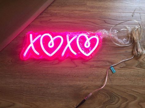 Kisses & Hearts Neon Sign Light - Medium Cute Neon Signs, Neon Signs Aesthetic, Hangout Room Ideas, Clean Room Aesthetic, Signs Aesthetic, Entryway Room, Neon Heart Light, Neon Signs Quotes, Neon Heart