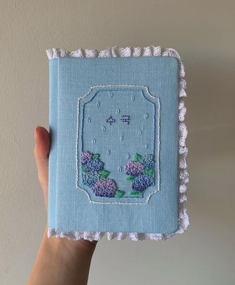 Hydrangeas Embroidery, Book Cover Design Ideas Handmade, Embroidery Notebook Cover, Notebook Cover Design Diy, Notebook Embroidery, Notebook Cover Diy, Hydrangea Embroidery, Handmade Notebook Cover, Diy Notebook Cover