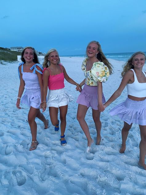 Preppy Family Photos, Preppy Friend Group, Preppy Summer Friends, Preppy 3 Best Friends, Preppy Beach Pics With Friends, Preppy Family, Vsco Photos, Preppy Best Friends Beach, Fit Checks