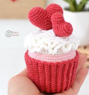 PATRONES AMIGURUMI GRATIS: PATRON GRATIS CUPCAKE CORAZON AMIGURUMI 49001 🧁❤️ Cupcake Crochet, Crochet Valentine Patterns, Crochet Cupcake, Valentines Patterns, Valentines Cupcakes, Valentines Crochet, Crochet Food, Crochet Blog, Free Valentine