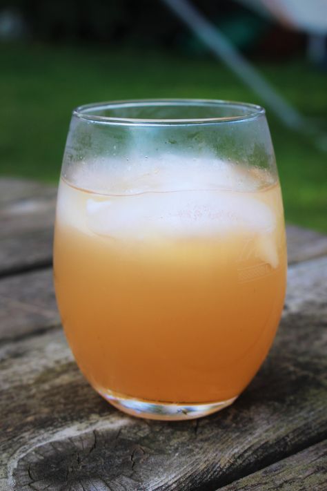 Peach Shrub Recipe, Peach Shrub, Shrub Drink, Fruit Shrub, Shrub Recipe, Balsamic Vinegar Recipes, Flavored Vinegars, Quick Smoothies, Drinking Vinegar