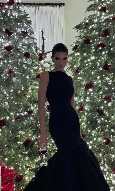 Kendall Jenner Outfits Street Styles, Kily Jenner, Christmas Eve Party, Christmas Pic, Bella Hadid Outfits, Nye Outfits, Christmas Party Outfits, Eve Outfit, Jenner Outfits