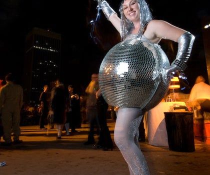 Inanimate Object Costumes Disco Ball Costume, Disco Ball Mirror, Ball Costume, Pregnancy Costumes, Pregnant Halloween Costumes, Disco Costume, Best Friend Halloween Costumes, Pregnant Halloween, Creative Costumes