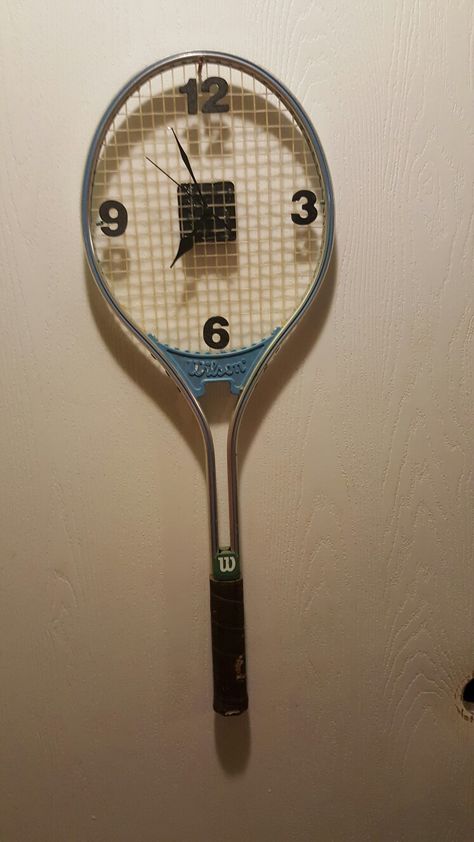 Tennis racket clock Tennis Racket Art, Tennis Crafts, Tennis Art, Diy Recycled Projects, Upcycled Furniture Diy, Cool Kids Bedrooms, Metal Working Projects, Diy Recycle, Recycled Projects