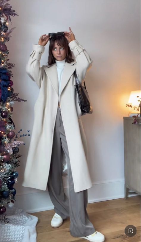 cream double breasted coat / mock neck white top / grey slacks / white sneakers Cream Peacoat Outfit, Cream Wool Coat Outfit, Peacoat Outfit, Wool Coat Outfit, Cream Wool Coat, Mood 2024, Workwear Wardrobe, Cream Coat, Turtleneck Outfit