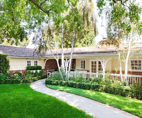 . L Shaped Ranch, Ranch House Landscaping, Cottage Style Garden, Ranch House Exterior, Ranch Remodel, California Ranch, Ranch Exterior, Brick Ranch, Yellow Houses