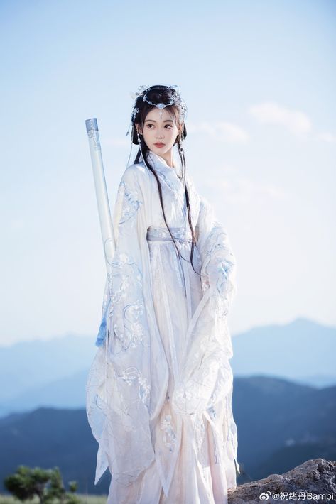 Zhu Xudan at promo event | China Entertainment News Chinese Cosplay, Hanfu Hairstyles, Traditional Asian Dress, Traditional Hairstyle, Hanfu Traditional, Korean Drama Songs, Ootd Dress, Traditional Dance, Beautiful Lady