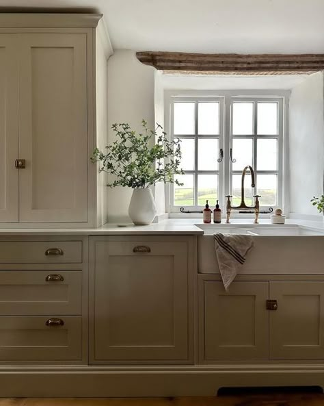 English Farmhouse Kitchen, English Cottage Kitchens, Kitchen Windows, Victorian Kitchen, English Kitchens, Amazing Kitchen, Beautiful Kitchen, Tree Farm, Fig Tree