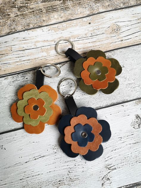 Leather Flower Keychain, Keychain Leather Handmade, Leather Accessories Handmade, Mini Gift, Diy Handbag, Simple Leather, Leather Keyring, Brown And Green, Green A