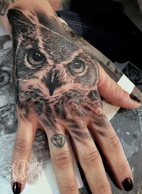 Owl Hand Tattoo For Women, Owl Hand Tattoo, Finger Hand Tattoo, Tattoo Ideas Chest, Tiger Tattoo Thigh, Tattoo Flash Book, Owl Tattoo Sleeve, Tattoo Dublin, Hamsa Hand Tattoo