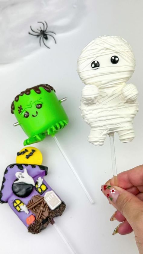 Follow beautyanddasweetz for more spooky content inspo. Wrapping up this weeks Halloween content with this cute little mummy marshmallow. Now it’s time to relax and unwind. 🖤 Using Stover & Company sweet shoppe ultra white premium melting wafers #marshmallow #marshmallows #dippedmarshmallows #chocolatecoveredmarshmallows #marshmallowpops #frankenstein #spookyseason #halloween #halloweenparty #desserts #desserttable #halloweenideas #mummy | beautyanddasweetz | beautyanddasweetz · Original audio Chocolate Molds Ideas Halloween, Halloween Marshmallows Pops, Mummy Marshmallow Pops, Spooky Marshmallow Treats, Halloween Dipped Marshmallows, Halloween Marshmallows Ideas, Chocolate Covered Marshmallows Halloween, Halloween Marshmallow Pops, Halloween Chocolate Covered Treats