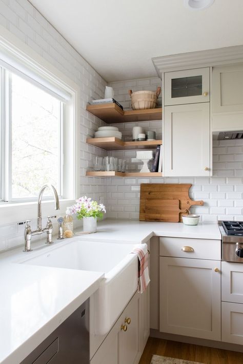 Where to Splurge in the Kitchen - Studio McGee Off White Kitchen Cabinets, Off White Kitchens, Kabinet Dapur, Neutral Kitchen, Kitchen Details, Decor Studio, New Kitchen Cabinets, Kitchen Cabinets Makeover, Kitchen Corner