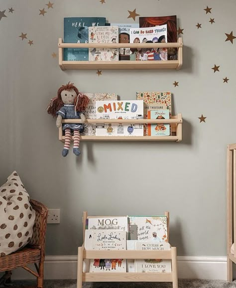 Flisat Book Display, Toddler Bedroom Playroom, Reading Corner Kids, Ikea Hack Kids, Playroom Shelves, Soft Toy Storage, Shared Girls Room, Children's Bedroom Ideas, Kids Rooms Inspo