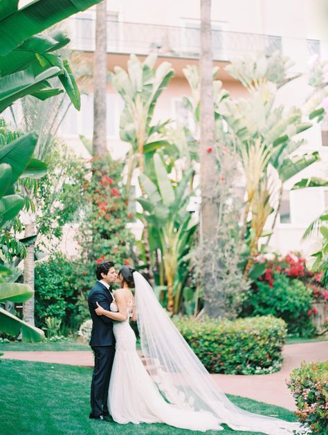 Beverly Hills Hotel Wedding, Spring Wedding Outdoor, The Beverly Hills Hotel, Romantic Photo, Vintage Hollywood Glamour, Couple Romantic, Beverly Hills Hotel, Wedding Outdoor, Wedding Gallery