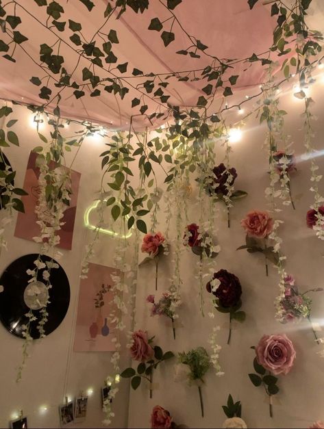 Pink Rose Room Decor, Flower Decoration Bedroom, Bedroom Flowers Ideas, Room Decor Ideas Flowers, Room Decor With Fake Flowers, Room Floral Decor, Etheral Room Decor, Flower Vines Room Decor, Fake Flower Room Decor Aesthetic