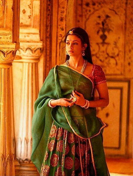 Aishwarya rai in Jodha Akbar Aishwarya Rai Jodha Akbar, Rajasthani Dress, Jodha Akbar, Indian Women Painting, Favourite Movie, Royalty Aesthetic, Bollywood Outfits, Indian Photoshoot, Vintage Bollywood