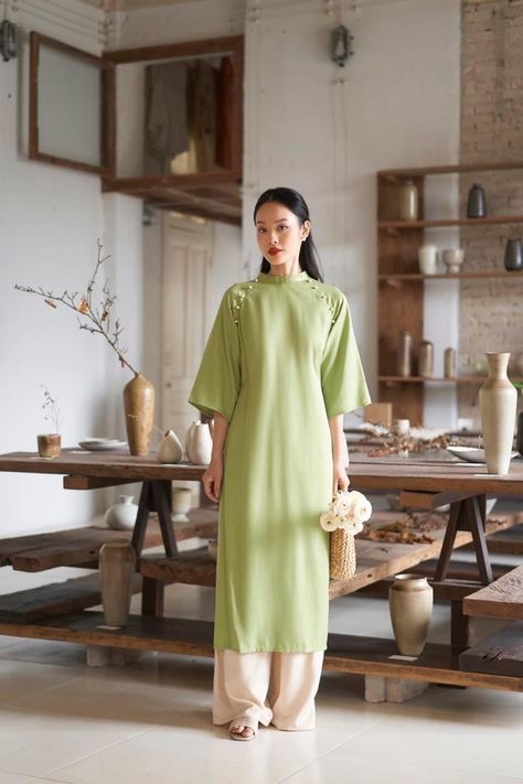 Vietnam Clothes, Modern Ao Dai, Vietnamese Fashion, Qi Pao, Vietnamese Traditional Dress, Fashion Illustration Vintage, Dress Order, Fancy Outfits, Long Sleeve Tunic