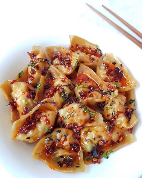 #TasteThisNext , Food Media on Instagram: “Chili Oil Wontons 🥟 via @mydelectablekitchen . . . . #tastethisnext #foodandwine #feedfeed #buzzfeast #dumpling #yum #feedyoursoul #wontons…” Prawn Dumplings, Spicy Prawns, Asian Kitchen, Wontons, Cheat Meal, Chili Oil, Ultimate Comfort Food, Food Obsession, Food Cravings