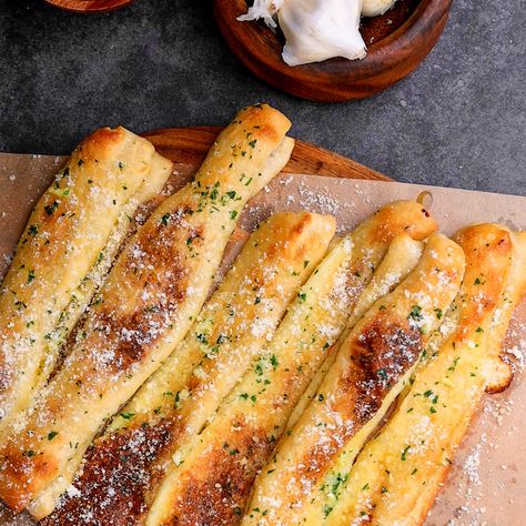 Mozzarella Stuffed Breadsticks Stuffed Breadsticks, Pizza Bread Sticks, Gluten Free Garlic Bread, Crescent Dough Sheet, Breadsticks Recipe, Mozzarella Pizza, Mozzarella Cheese Sticks, Bread Sticks Recipe, Bread Sticks