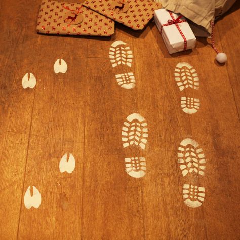 Surprise your little ones as they discover Santa and Rudolph's magic foot prints on Christmas Day morning!Create even more magic on Christmas Day with these Card Santa and Rudolph foot print stencils. Position the stencils on the floor near the fire place, front door, christmas tree or outside the bedroom and sprinkle the magic snow dust in the foot prints to create the illusion that Santa and Rudolf have just stepped off their snowy sleigh to your home. Each pack includes 4 x 350gsm card ... Santa Countdown Calendar, Reindeer Footprint, Christmas Food Crafts, Santa Countdown, Santa Ideas, Magic Snow, Hoof Print, Christmas Art Projects, Santa Boots