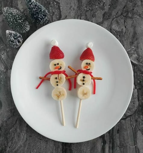 If You're Anything Like Me, The Lead-Up To Christmas Is Already Too Busy, But As A Parent, You Want To Add As Much Magic To The Season As You Can, Am I Right? Festive Dinner Table, Cute Food For Kids, Melted Snowman Cookies, Strawberry Santas, Christmas Strawberry, Christmas Meals, Christmas Fruit, Baby Recipes, Festive Dinner