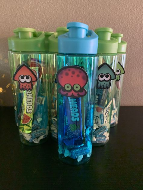 Water bottle party favors filled with candy. Decorated with Splatoon confetti. Splatoon Party Ideas, Splatoon Birthday Party Ideas, Splatoon Birthday Party, Splatoon Food, Water Bottle Party Favors, Bottle Party Favors, Splatoon Party, Splatoon Birthday, Splatoon Aesthetic