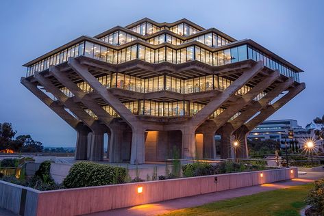 This 47-year-old centerpiece of UC San Diego's campus was designed with head-turning in mind. Geisel Library, San Diego Library, Contemporary Architecture Residential, Green Roof Building, Uc San Diego, Pavilion Architecture, Unusual Homes, Marcel Breuer, Amazing Buildings