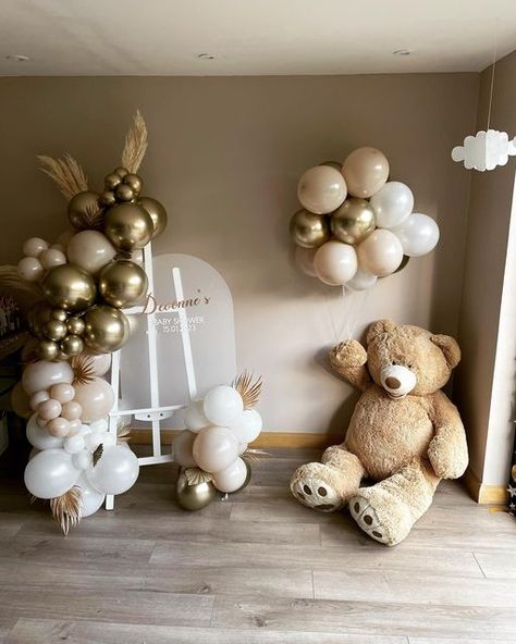 Teddy Bear Balloon Arch, Gold And White Baby Shower Ideas, Baby Shower Brown Theme, White And Gold Baby Shower Ideas, Beige Baby Shower Ideas, Simple Baby Shower Backdrop, Bear Balloon Arch, Neutral Baby Shower Backdrop, Bear Balloon Garland